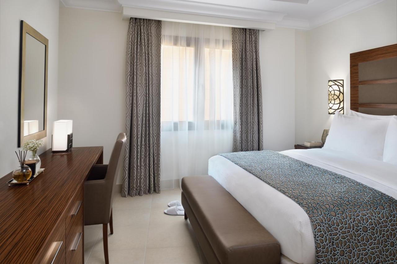 Marriott Executive Apartments Khobar Buitenkant foto A bedroom at the hotel
