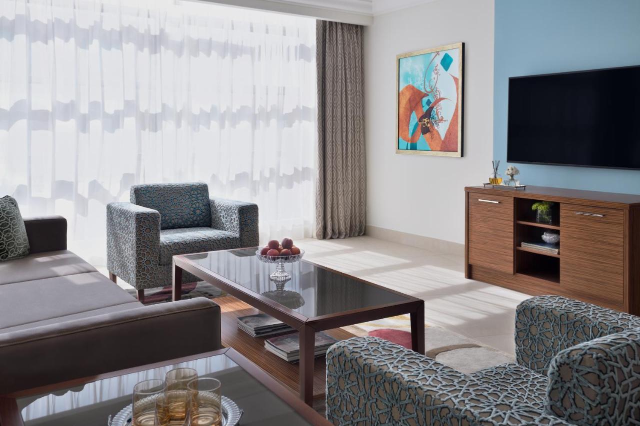 Marriott Executive Apartments Khobar Buitenkant foto A living room