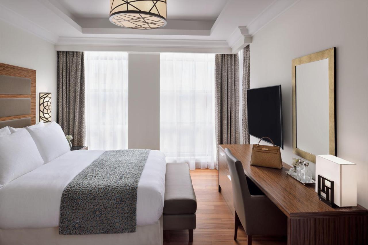 Marriott Executive Apartments Khobar Buitenkant foto A bedroom at the hotel