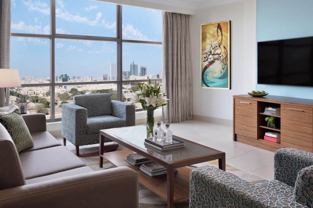 Marriott Executive Apartments Khobar Buitenkant foto A living room in a typical apartment