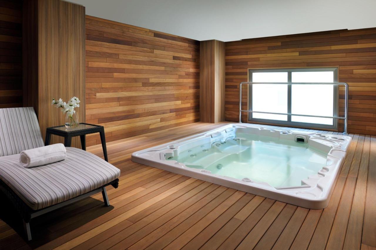 Marriott Executive Apartments Khobar Buitenkant foto A hot tub