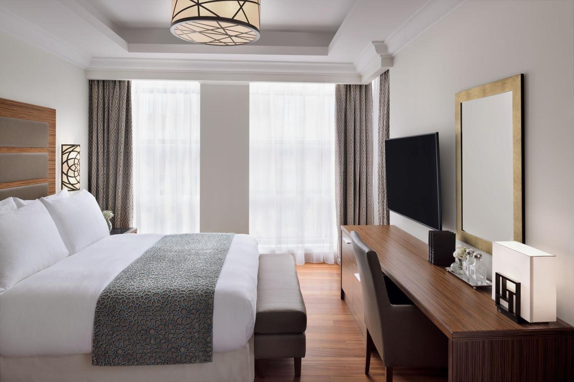 Marriott Executive Apartments Khobar Buitenkant foto A bedroom at the hotel