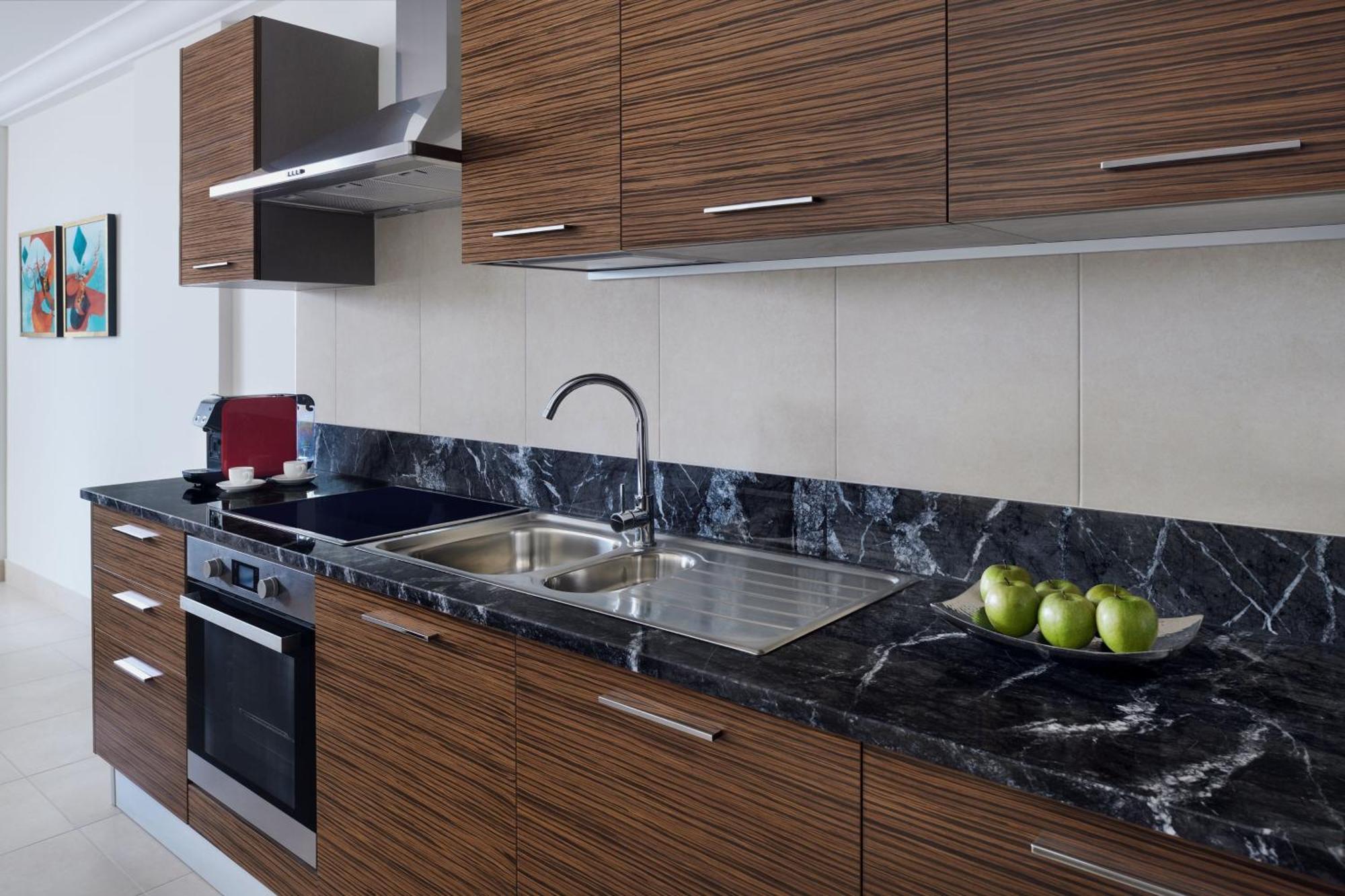 Marriott Executive Apartments Khobar Buitenkant foto A modern kitchen