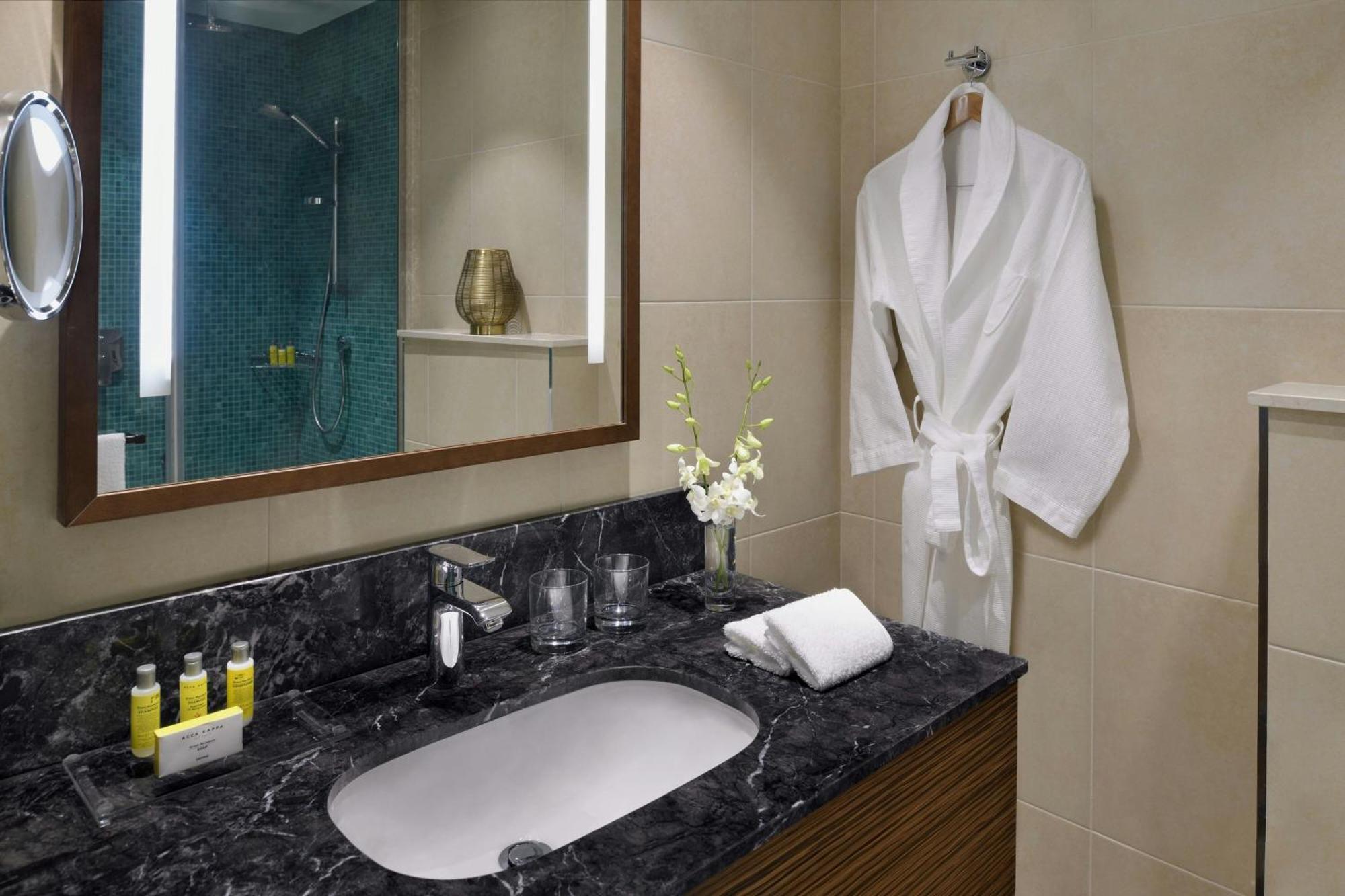 Marriott Executive Apartments Khobar Buitenkant foto A bathroom in a hotel