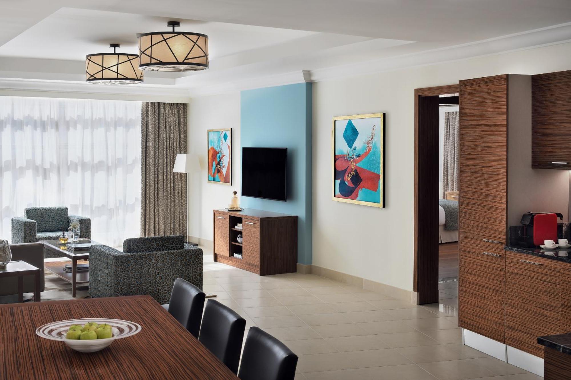 Marriott Executive Apartments Khobar Buitenkant foto A typical suite at the Hilton London Heathrow